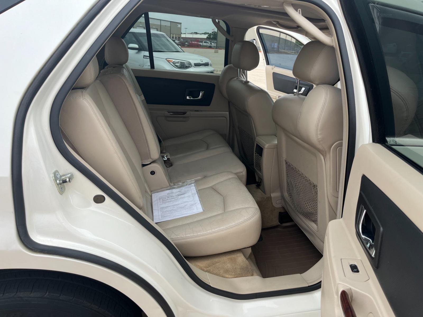 2005 white /TAN Cadillac SRX V6 (1GYEE637250) with an 3.6L V6 DOHC 24V engine, 5-Speed Automatic Overdrive transmission, located at 14700 Tomball Parkway 249, Houston, TX, 77086, (281) 444-2200, 29.928619, -95.504074 - Photo #13